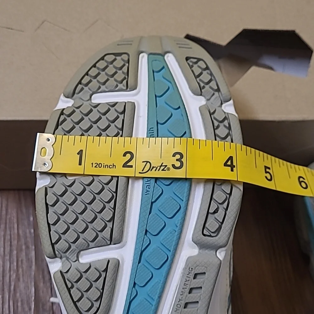 New Balance White and Sky Blue Athletic Shoes for women zise 10 used good condit